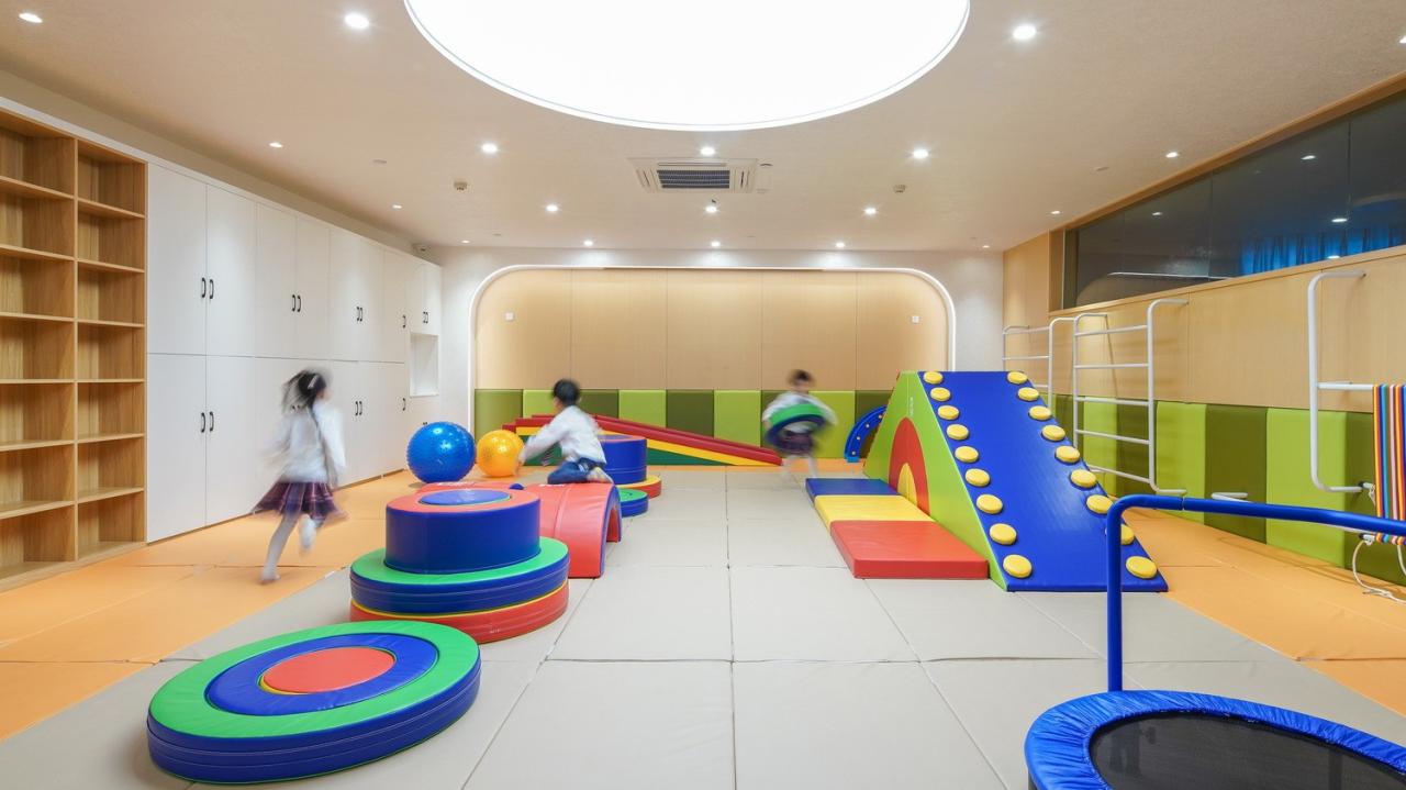 BIM建筑|海口山高幼儿园:一座位于高铁站下的幼儿园,如何征服小朋友 / DIKA新作 BIM建筑|海口山高幼儿园:一座位于高铁站下的幼儿园,如何征服小朋友 / DIKA新作