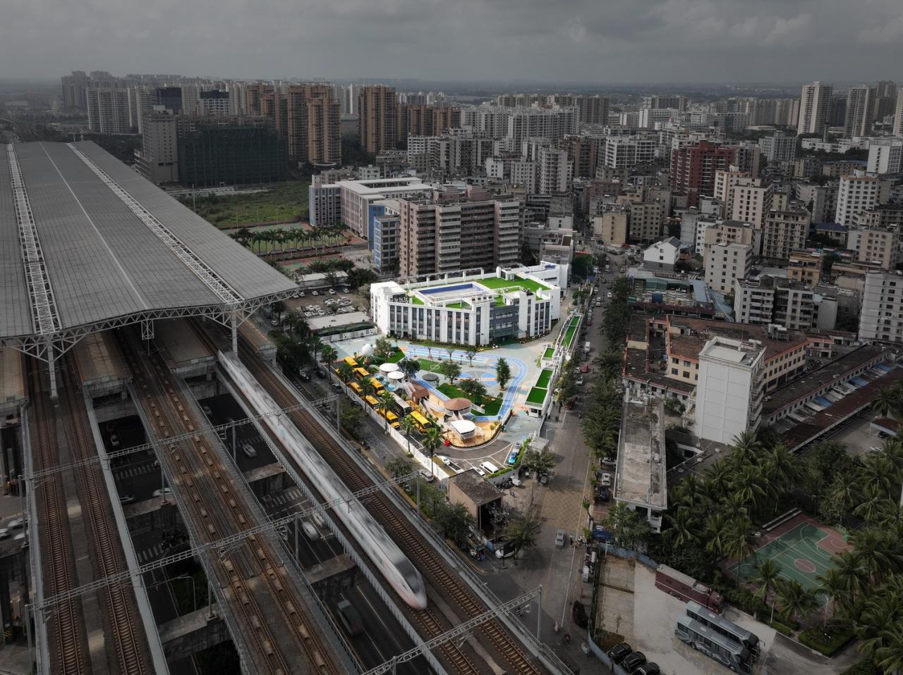 BIM建筑|海口山高幼儿园:一座位于高铁站下的幼儿园,如何征服小朋友 / DIKA新作 BIM建筑|海口山高幼儿园:一座位于高铁站下的幼儿园,如何征服小朋友 / DIKA新作