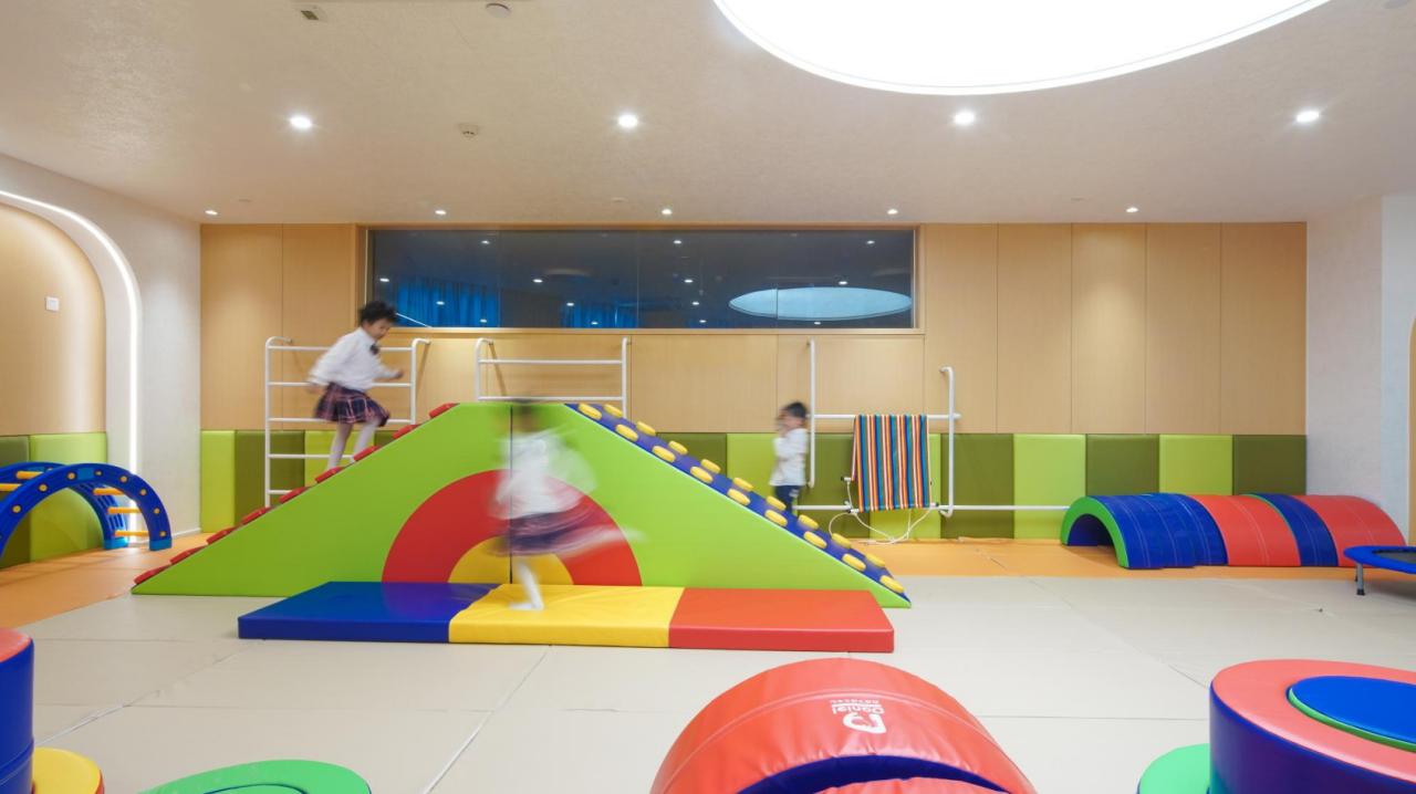 BIM建筑|海口山高幼儿园:一座位于高铁站下的幼儿园,如何征服小朋友 / DIKA新作 BIM建筑|海口山高幼儿园:一座位于高铁站下的幼儿园,如何征服小朋友 / DIKA新作