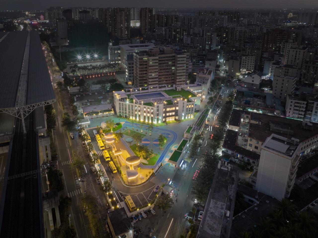 BIM建筑|海口山高幼儿园:一座位于高铁站下的幼儿园,如何征服小朋友 / DIKA新作 BIM建筑|海口山高幼儿园:一座位于高铁站下的幼儿园,如何征服小朋友 / DIKA新作