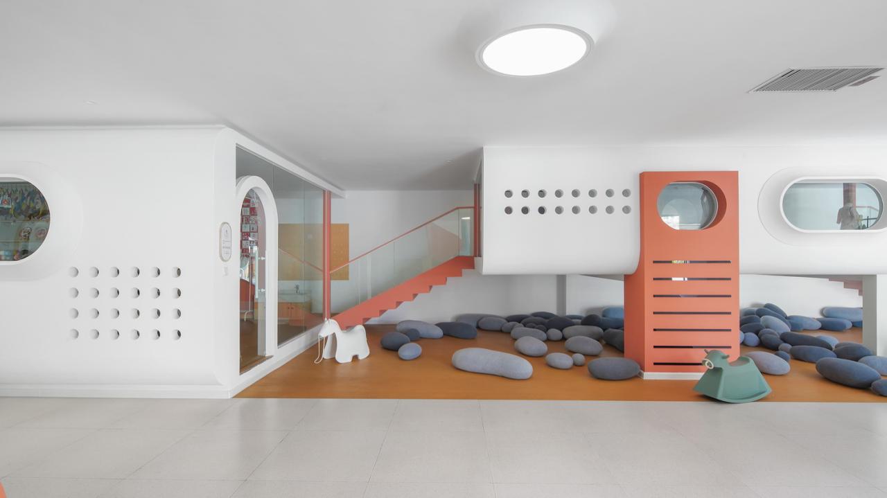 BIM建筑|海口山高幼儿园:一座位于高铁站下的幼儿园,如何征服小朋友 / DIKA新作 BIM建筑|海口山高幼儿园:一座位于高铁站下的幼儿园,如何征服小朋友 / DIKA新作