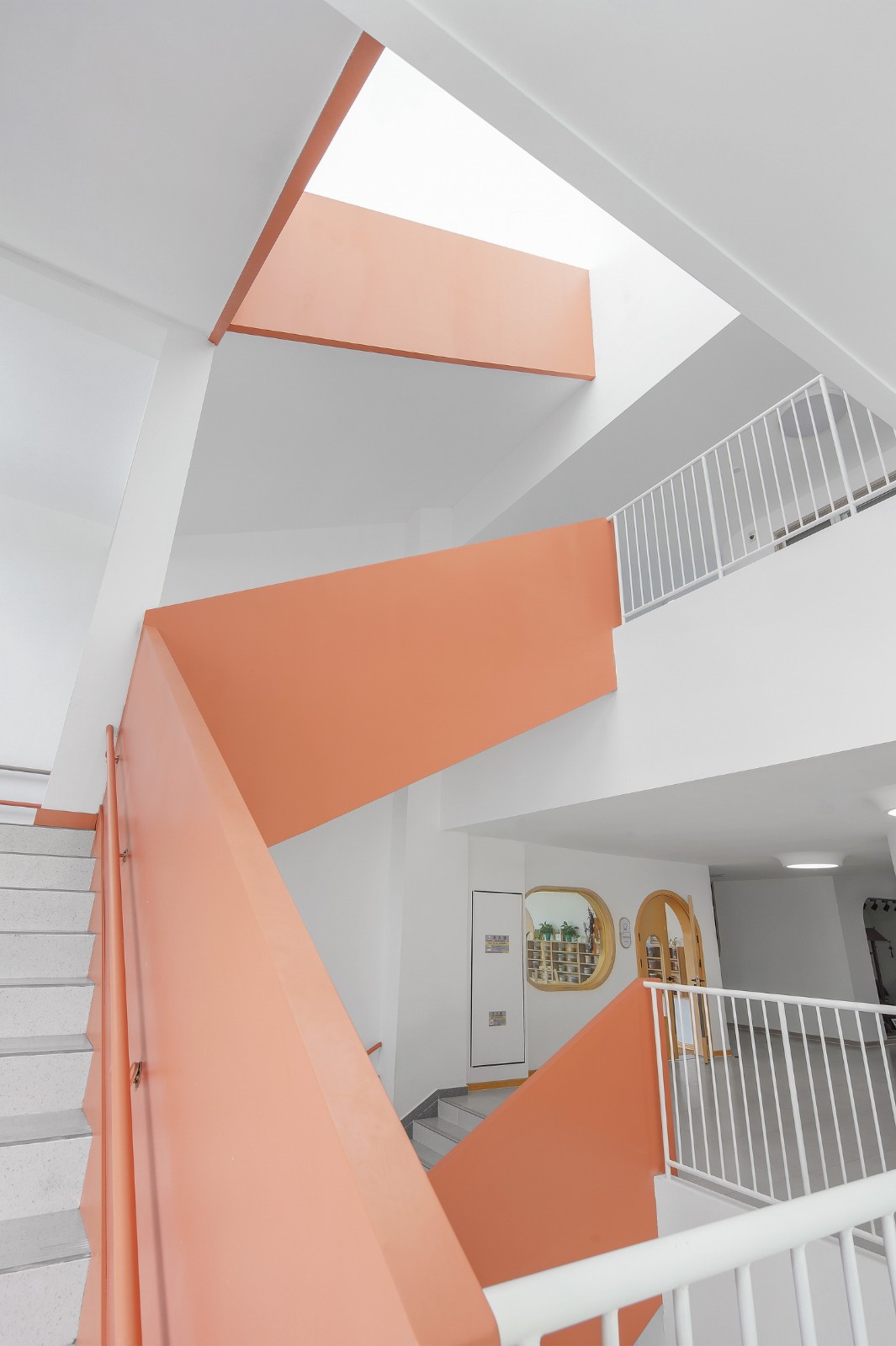 BIM建筑|海口山高幼儿园:一座位于高铁站下的幼儿园,如何征服小朋友 / DIKA新作 BIM建筑|海口山高幼儿园:一座位于高铁站下的幼儿园,如何征服小朋友 / DIKA新作