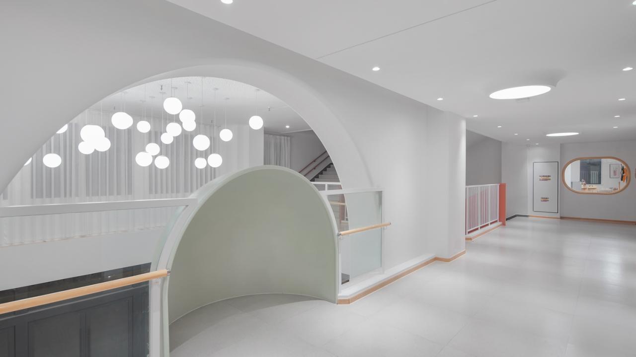 BIM建筑|海口山高幼儿园:一座位于高铁站下的幼儿园,如何征服小朋友 / DIKA新作 BIM建筑|海口山高幼儿园:一座位于高铁站下的幼儿园,如何征服小朋友 / DIKA新作