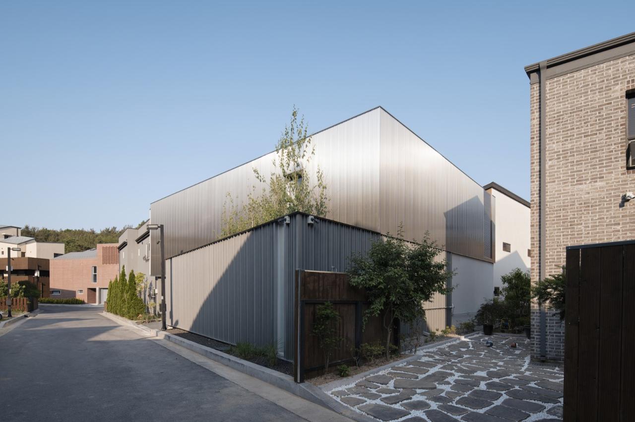 BIM建筑|扭曲营造空间,金属立面住宅 / Archirie BIM建筑|扭曲营造空间,金属立面住宅 / Archirie