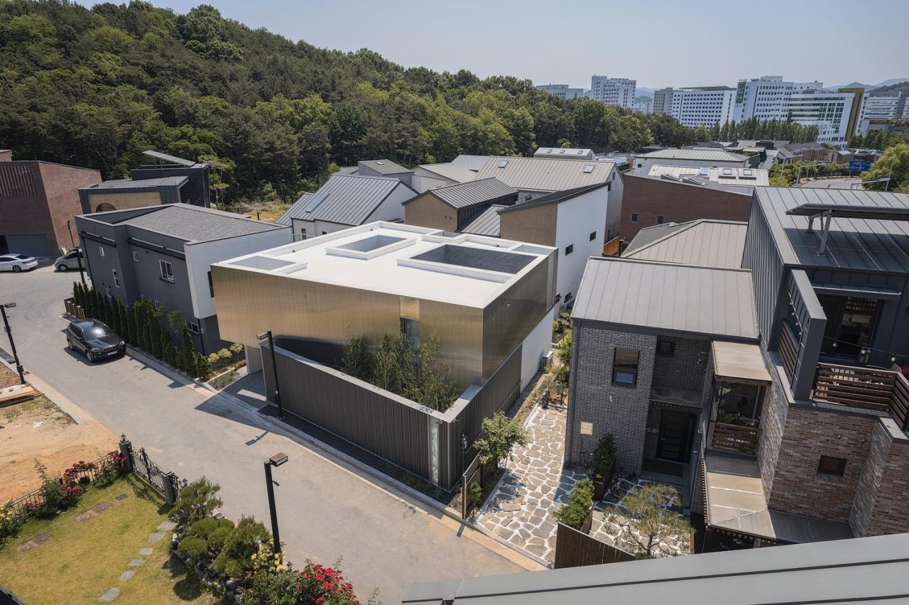 BIM建筑|扭曲营造空间,金属立面住宅 / Archirie BIM建筑|扭曲营造空间,金属立面住宅 / Archirie