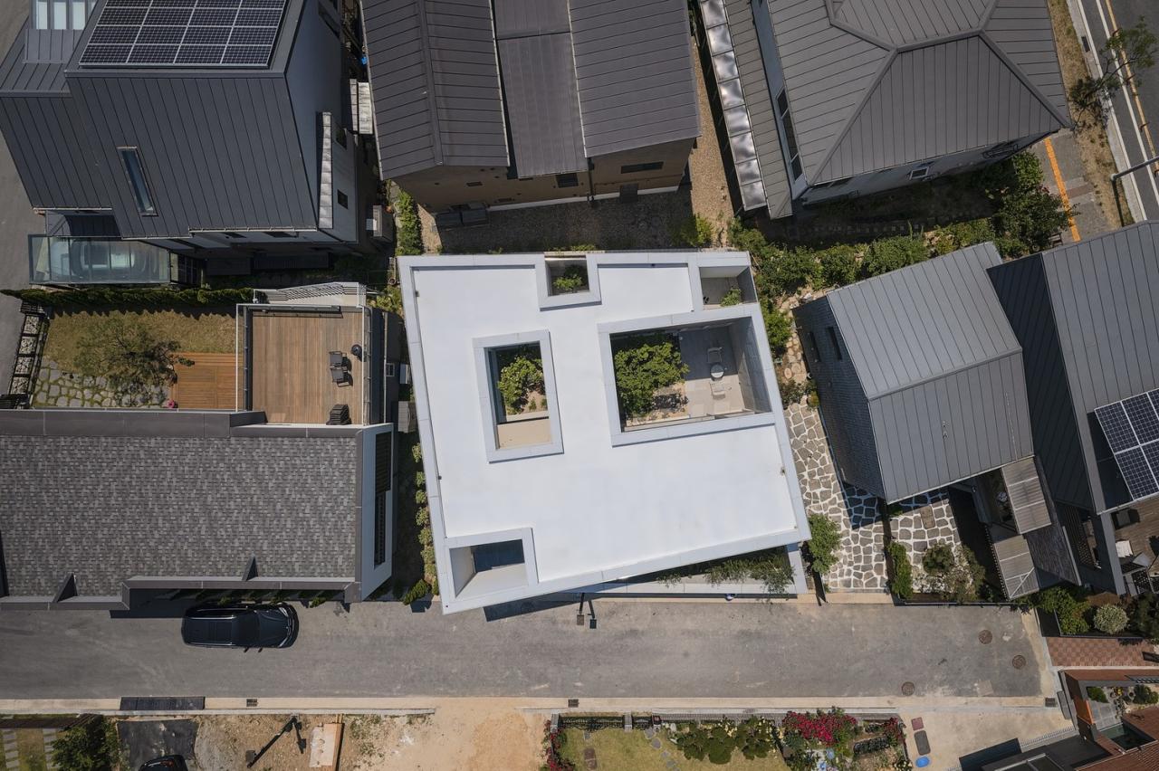 BIM建筑|扭曲营造空间,金属立面住宅 / Archirie BIM建筑|扭曲营造空间,金属立面住宅 / Archirie