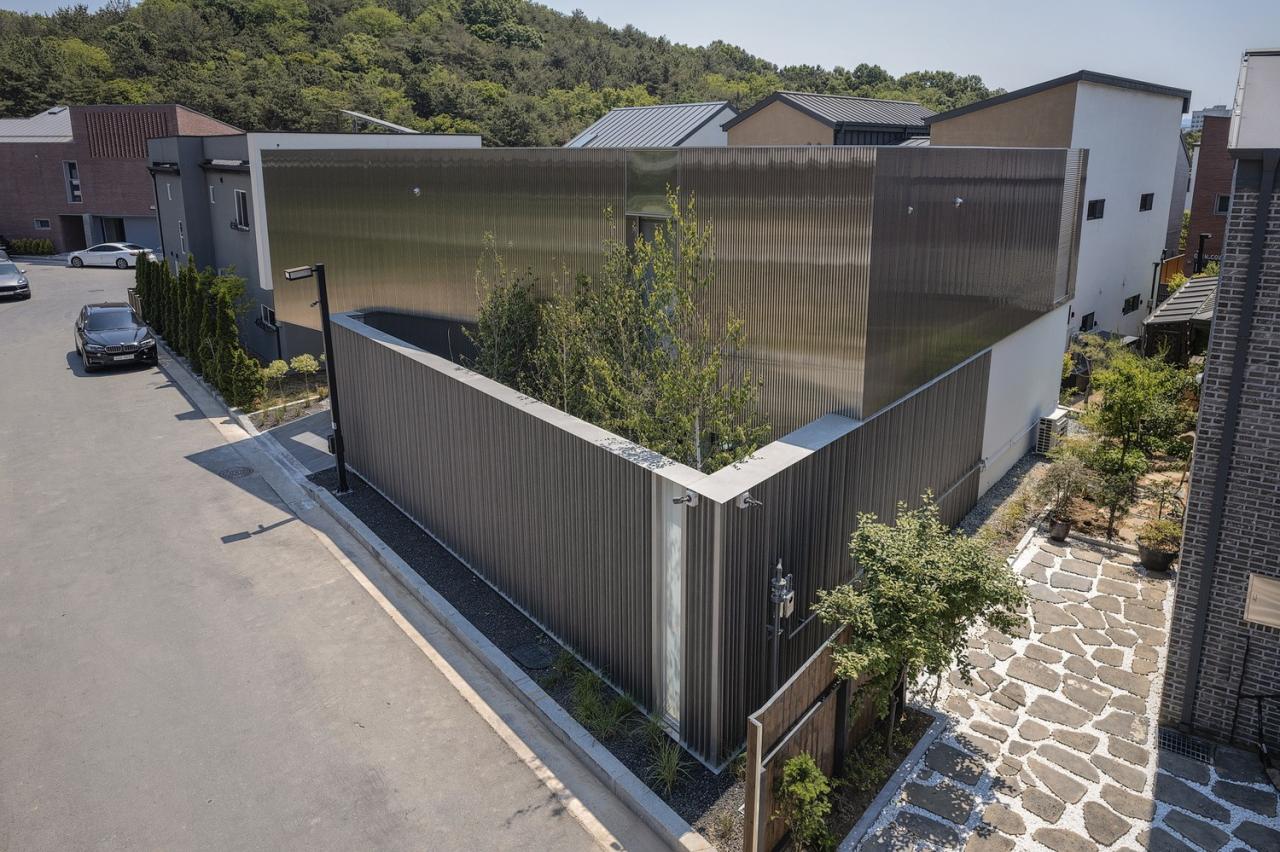 BIM建筑|扭曲营造空间,金属立面住宅 / Archirie BIM建筑|扭曲营造空间,金属立面住宅 / Archirie