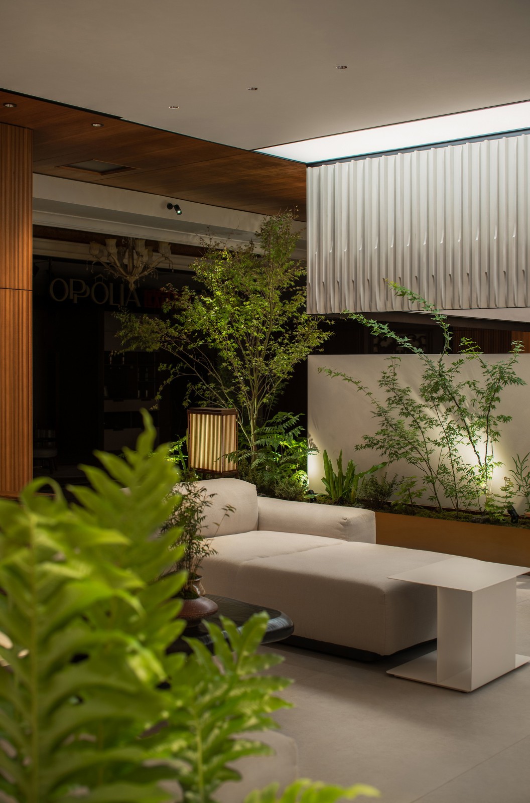 BIM建筑|一种材料与当代建构的情绪平衡:本木展厅 / 蜂鸟设计 BIM建筑|一种材料与当代建构的情绪平衡:本木展厅 / 蜂鸟设计