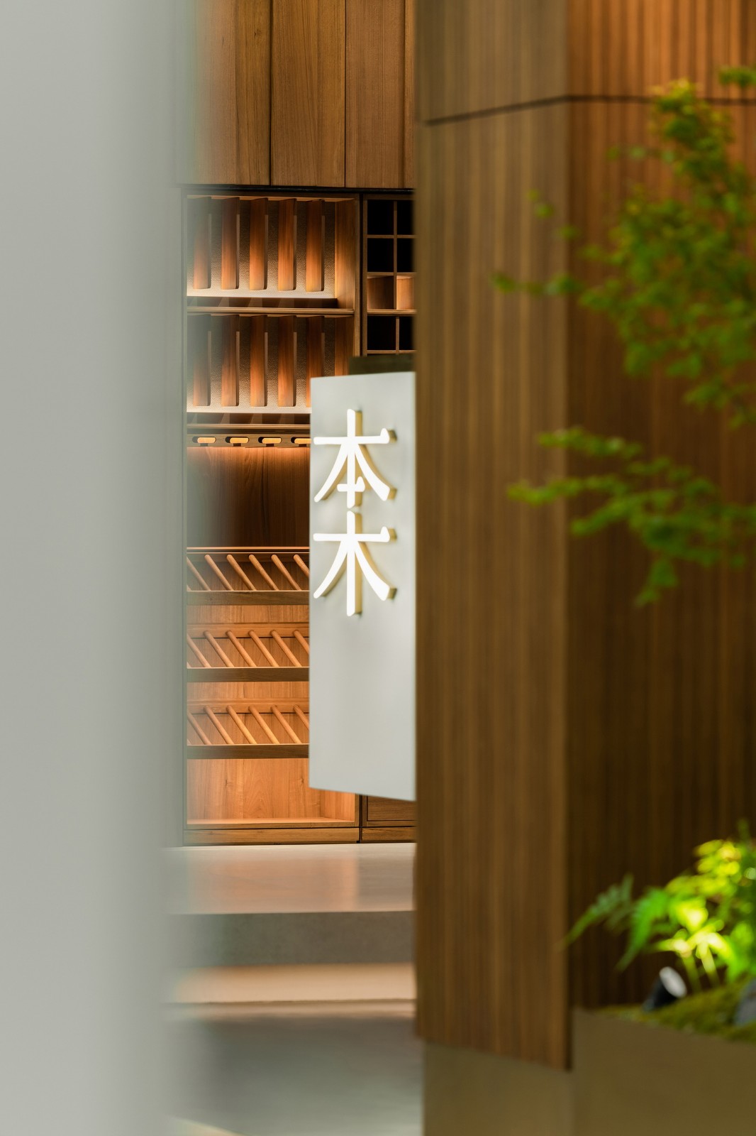 BIM建筑|一种材料与当代建构的情绪平衡:本木展厅 / 蜂鸟设计 BIM建筑|一种材料与当代建构的情绪平衡:本木展厅 / 蜂鸟设计