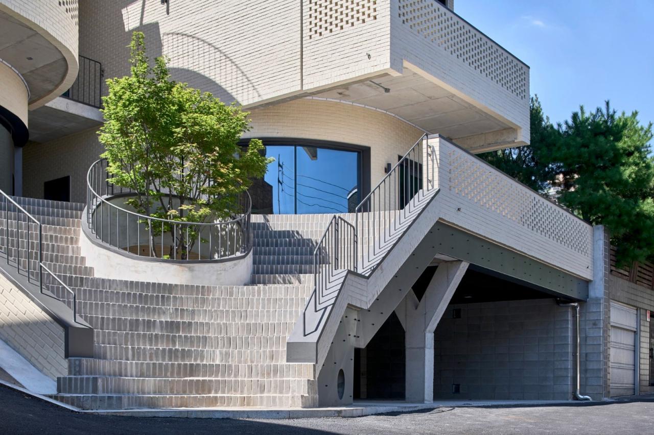 BIM建筑|通向街角的楼梯,Y2 综合大楼 / DAAL BIM建筑|通向街角的楼梯,Y2 综合大楼 / DAAL