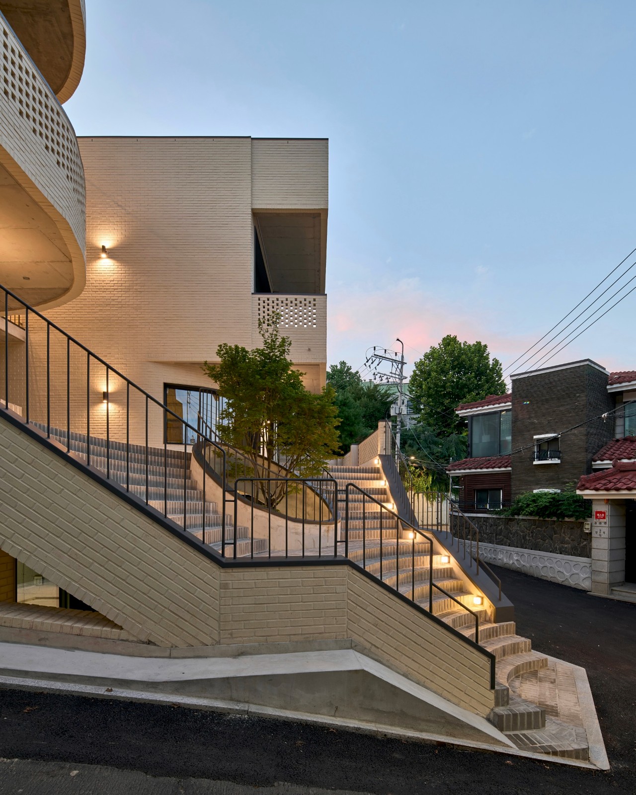 BIM建筑|通向街角的楼梯,Y2 综合大楼 / DAAL BIM建筑|通向街角的楼梯,Y2 综合大楼 / DAAL