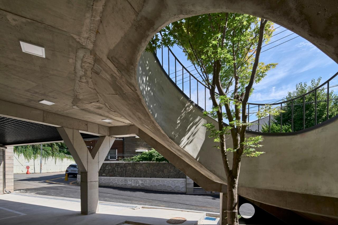 BIM建筑|通向街角的楼梯,Y2 综合大楼 / DAAL BIM建筑|通向街角的楼梯,Y2 综合大楼 / DAAL