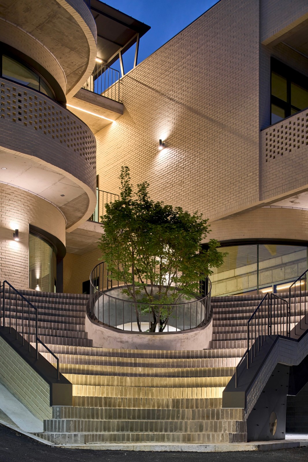 BIM建筑|通向街角的楼梯,Y2 综合大楼 / DAAL BIM建筑|通向街角的楼梯,Y2 综合大楼 / DAAL