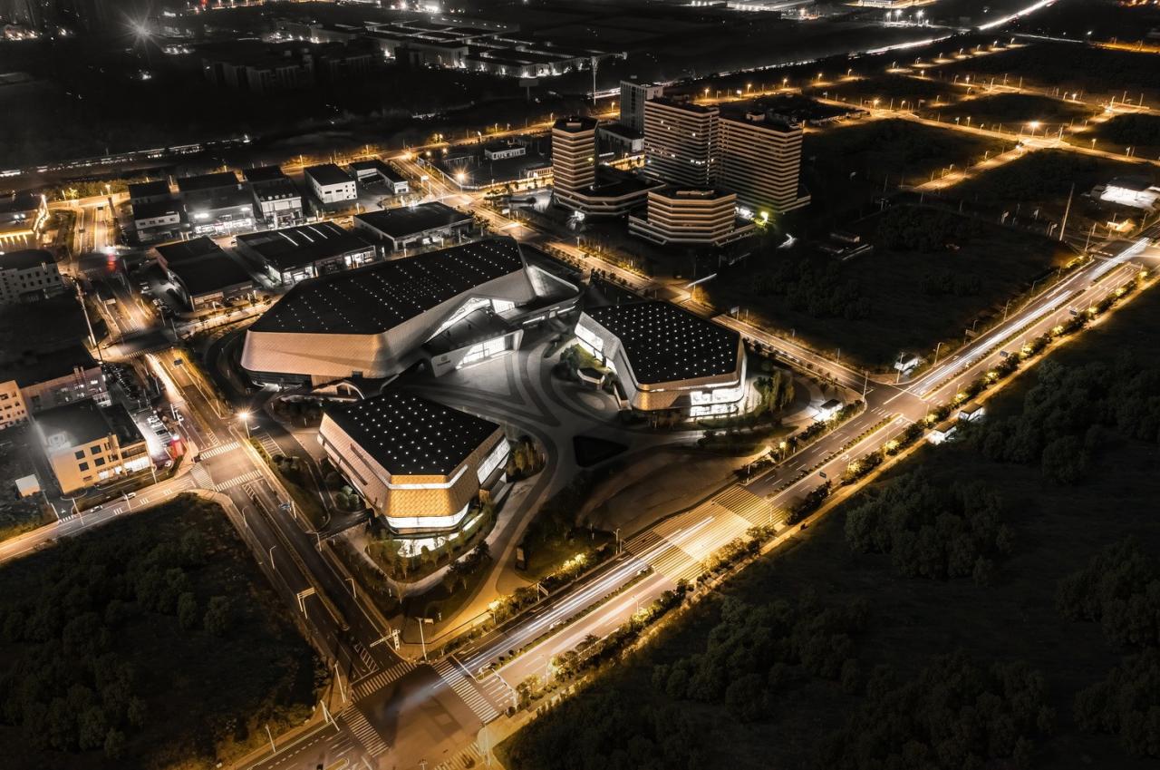 BIM建筑|自由 动感 科技:株洲汽博园交易中心一体化设计探讨 / 罗劲工作室 BIM建筑|自由 动感 科技:株洲汽博园交易中心一体化设计探讨 / 罗劲工作室