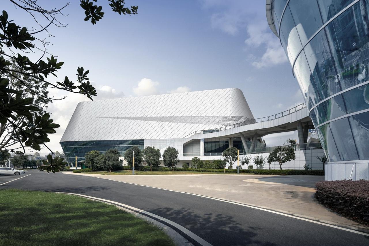 BIM建筑|自由 动感 科技:株洲汽博园交易中心一体化设计探讨 / 罗劲工作室 BIM建筑|自由 动感 科技:株洲汽博园交易中心一体化设计探讨 / 罗劲工作室