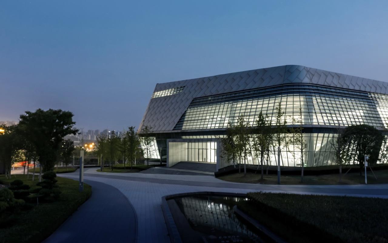 BIM建筑|自由 动感 科技:株洲汽博园交易中心一体化设计探讨 / 罗劲工作室 BIM建筑|自由 动感 科技:株洲汽博园交易中心一体化设计探讨 / 罗劲工作室