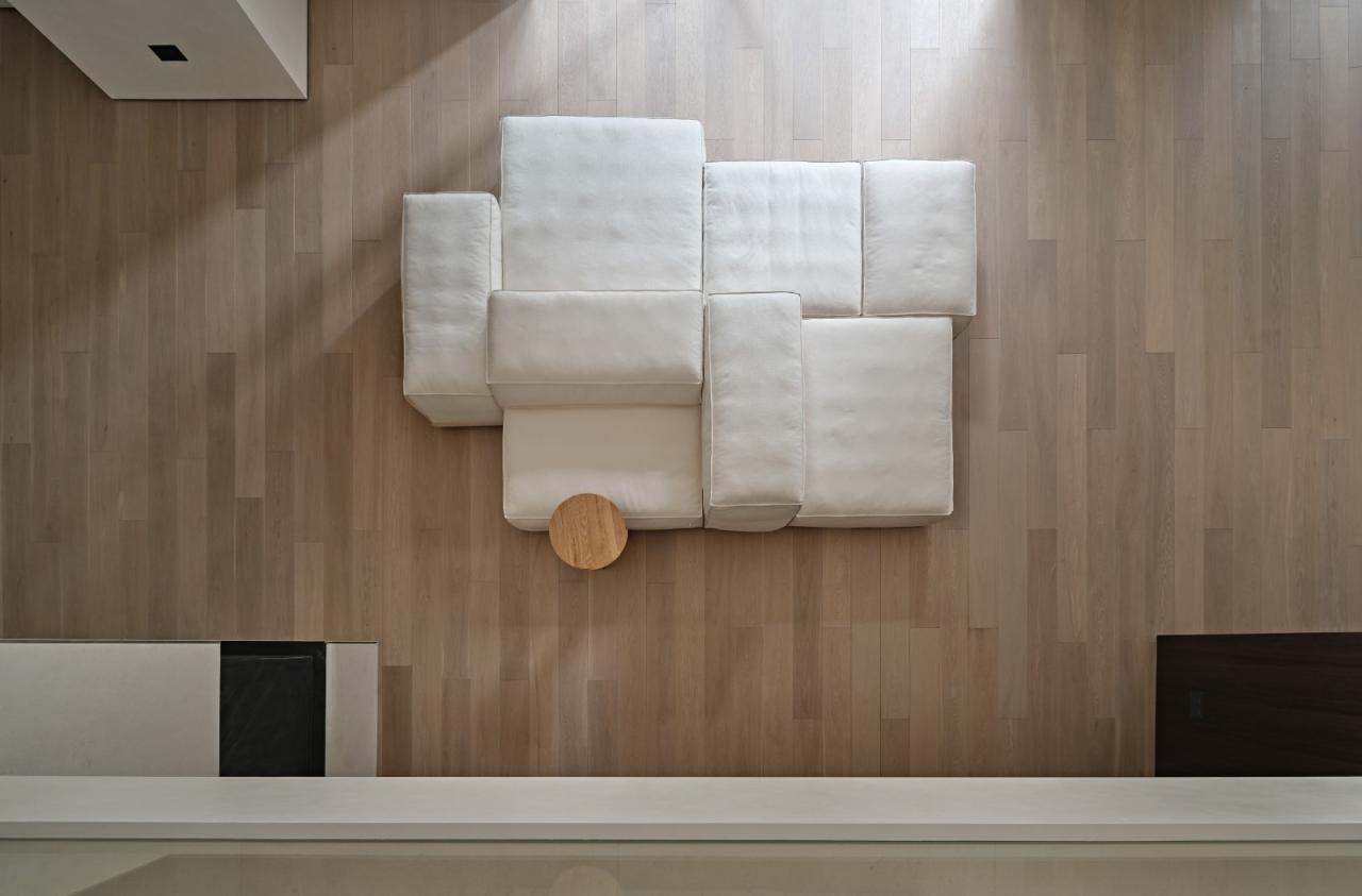 BIM建筑|梧桐树下的420平米复式公寓 :为年轻家庭巧妙创建”视线连通”挑高空间 / 八荒设计 BIM建筑|梧桐树下的420平米复式公寓 :为年轻家庭巧妙创建”视线连通”挑高空间 / 八荒设计