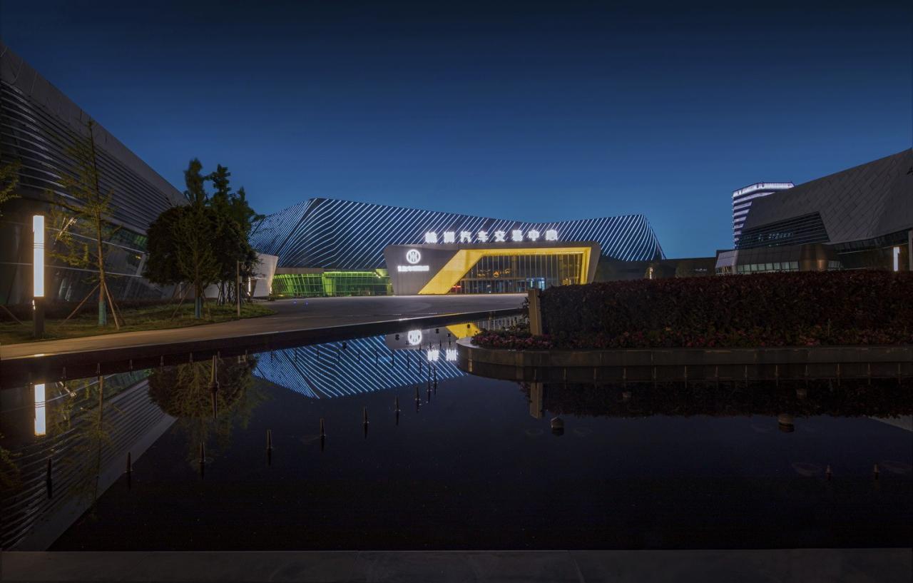 BIM建筑|自由 动感 科技:株洲汽博园交易中心一体化设计探讨 / 罗劲工作室 BIM建筑|自由 动感 科技:株洲汽博园交易中心一体化设计探讨 / 罗劲工作室