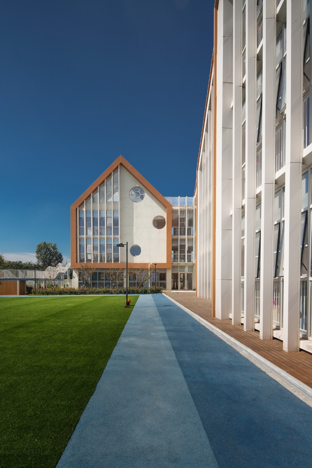 BIM建筑|山外富士无限幼儿园 / 迪卡建筑设计中心 BIM建筑|山外富士无限幼儿园 / 迪卡建筑设计中心