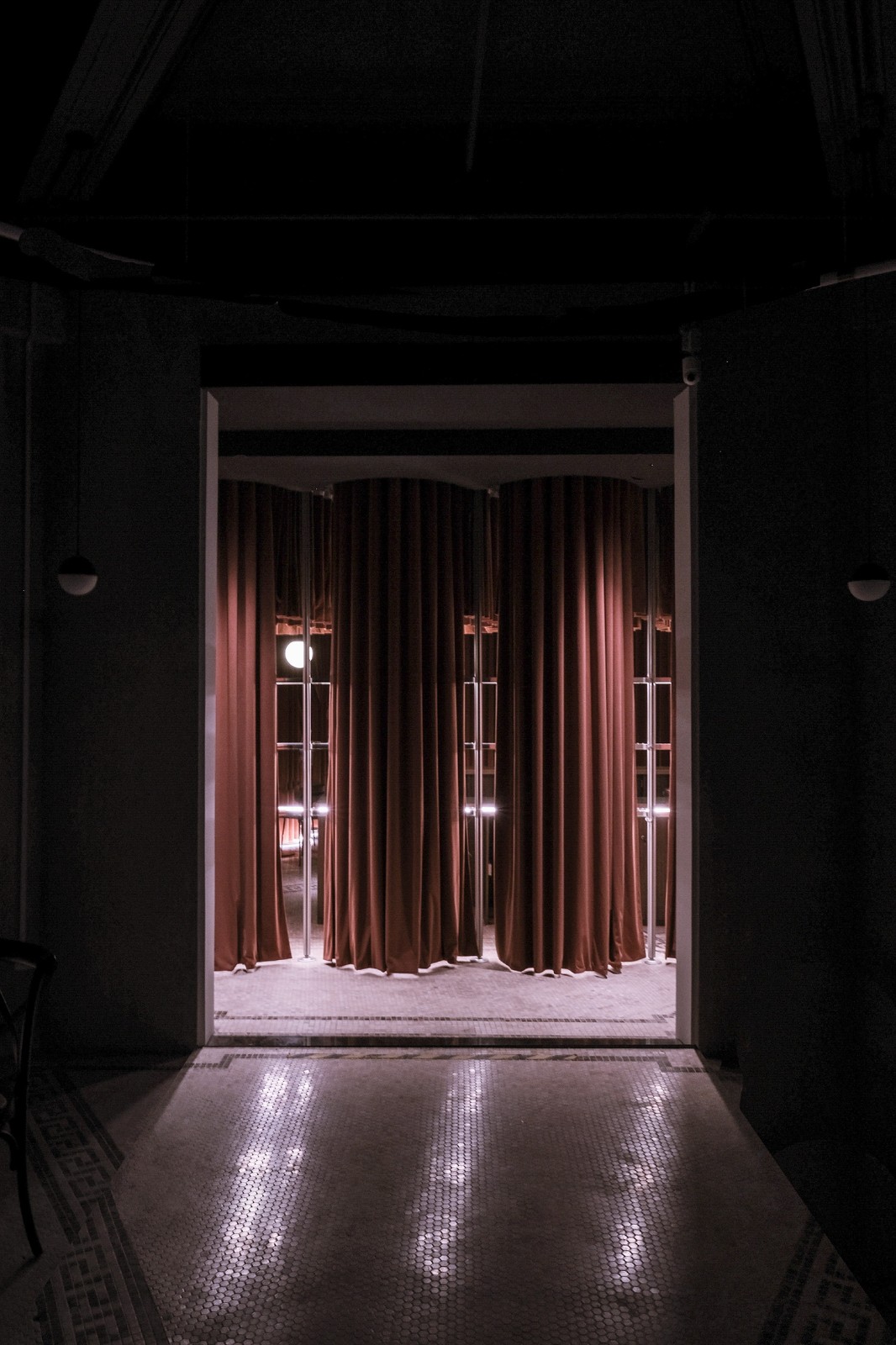 BIM建筑|微醺的夜上海: 一个剧场与酒吧的空间集合体 / 无定设计 BIM建筑|微醺的夜上海: 一个剧场与酒吧的空间集合体 / 无定设计