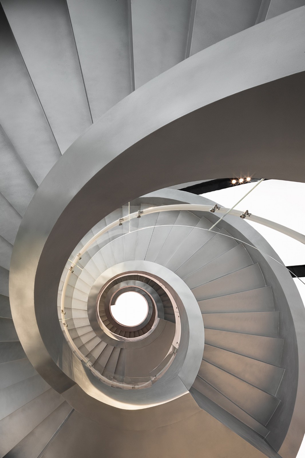 BIM建筑|启迪未来 江城地标:武汉比亚迪品牌体验中心 / 成执设计 BIM建筑|启迪未来 江城地标:武汉比亚迪品牌体验中心 / 成执设计