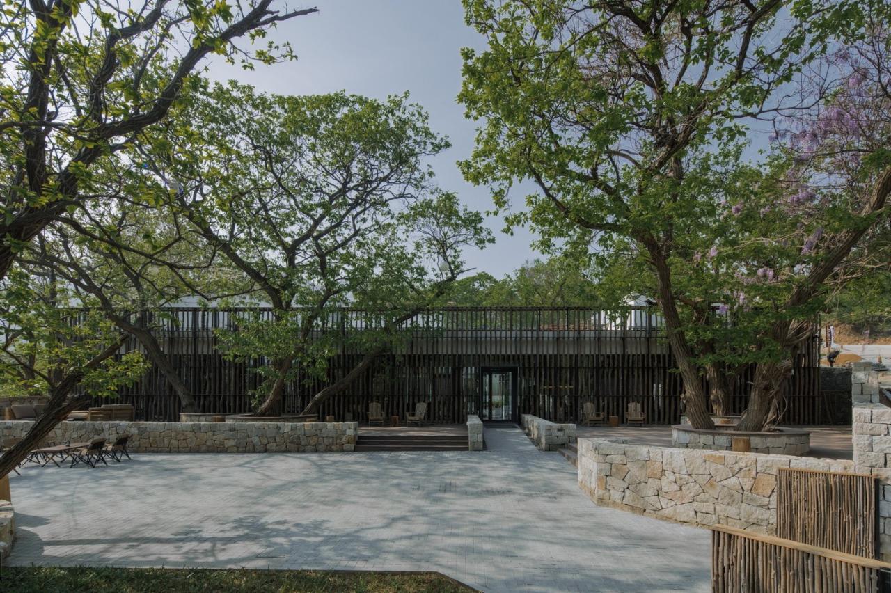BIM建筑|沂蒙·书舍民宿:板栗树林下的自然再造与共生 / 灰空间建筑事务所 BIM建筑|沂蒙·书舍民宿:板栗树林下的自然再造与共生 / 灰空间建筑事务所