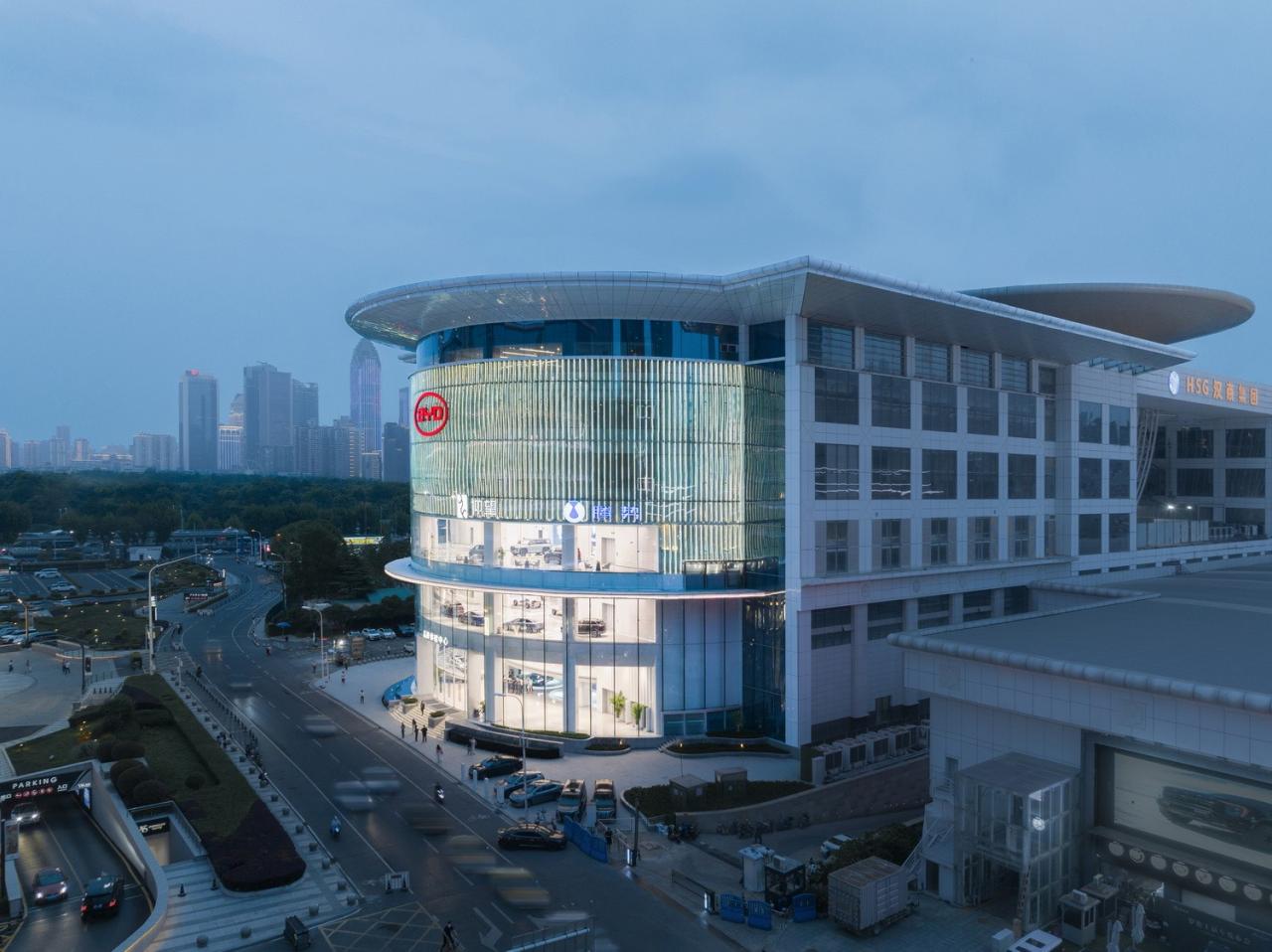 BIM建筑|启迪未来 江城地标:武汉比亚迪品牌体验中心 / 成执设计 BIM建筑|启迪未来 江城地标:武汉比亚迪品牌体验中心 / 成执设计