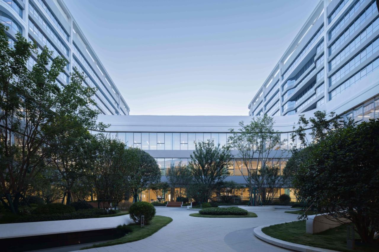 BIM建筑|去医院化:一座温暖的白色城堡-安康市高新医院 / UUA建筑师事务所 BIM建筑|去医院化:一座温暖的白色城堡-安康市高新医院 / UUA建筑师事务所