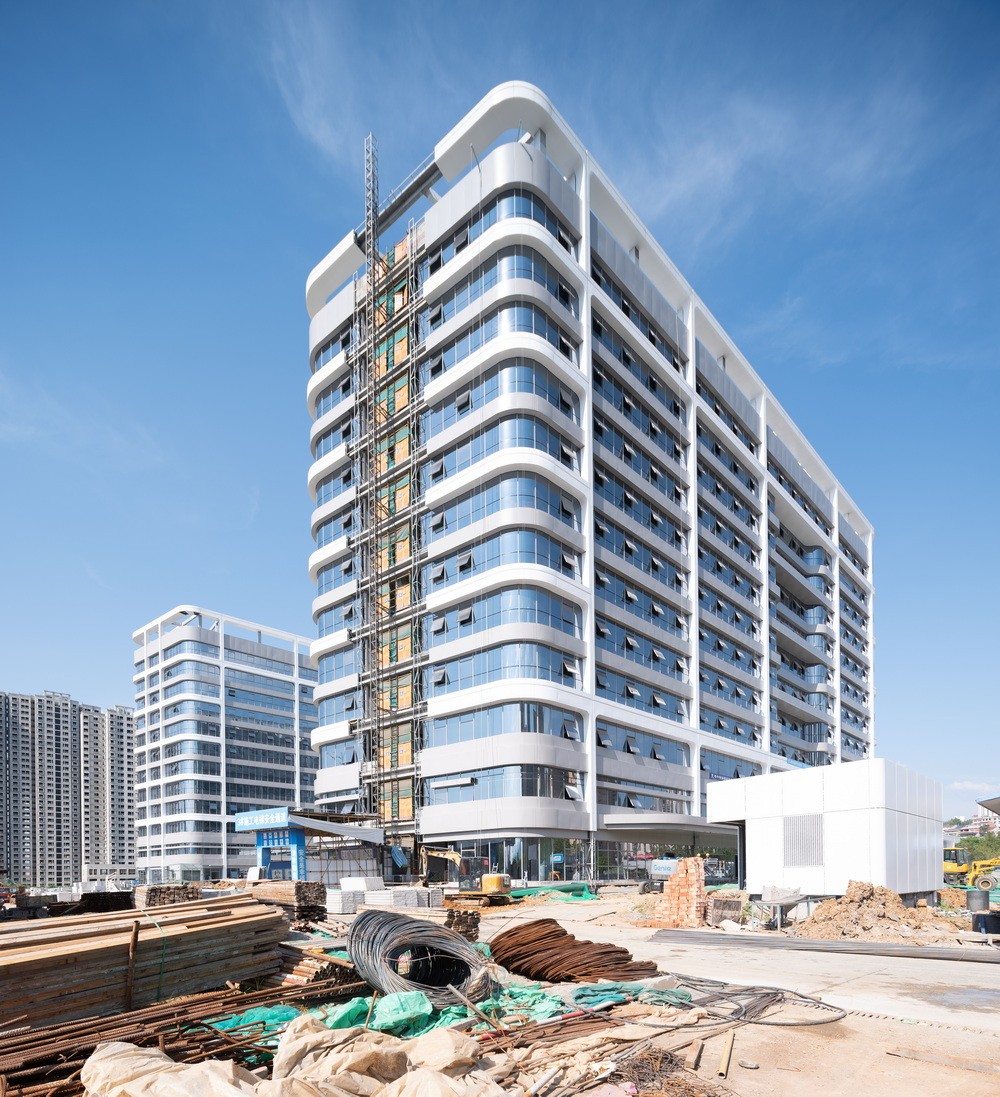 BIM建筑|去医院化:一座温暖的白色城堡-安康市高新医院 / UUA建筑师事务所 BIM建筑|去医院化:一座温暖的白色城堡-安康市高新医院 / UUA建筑师事务所