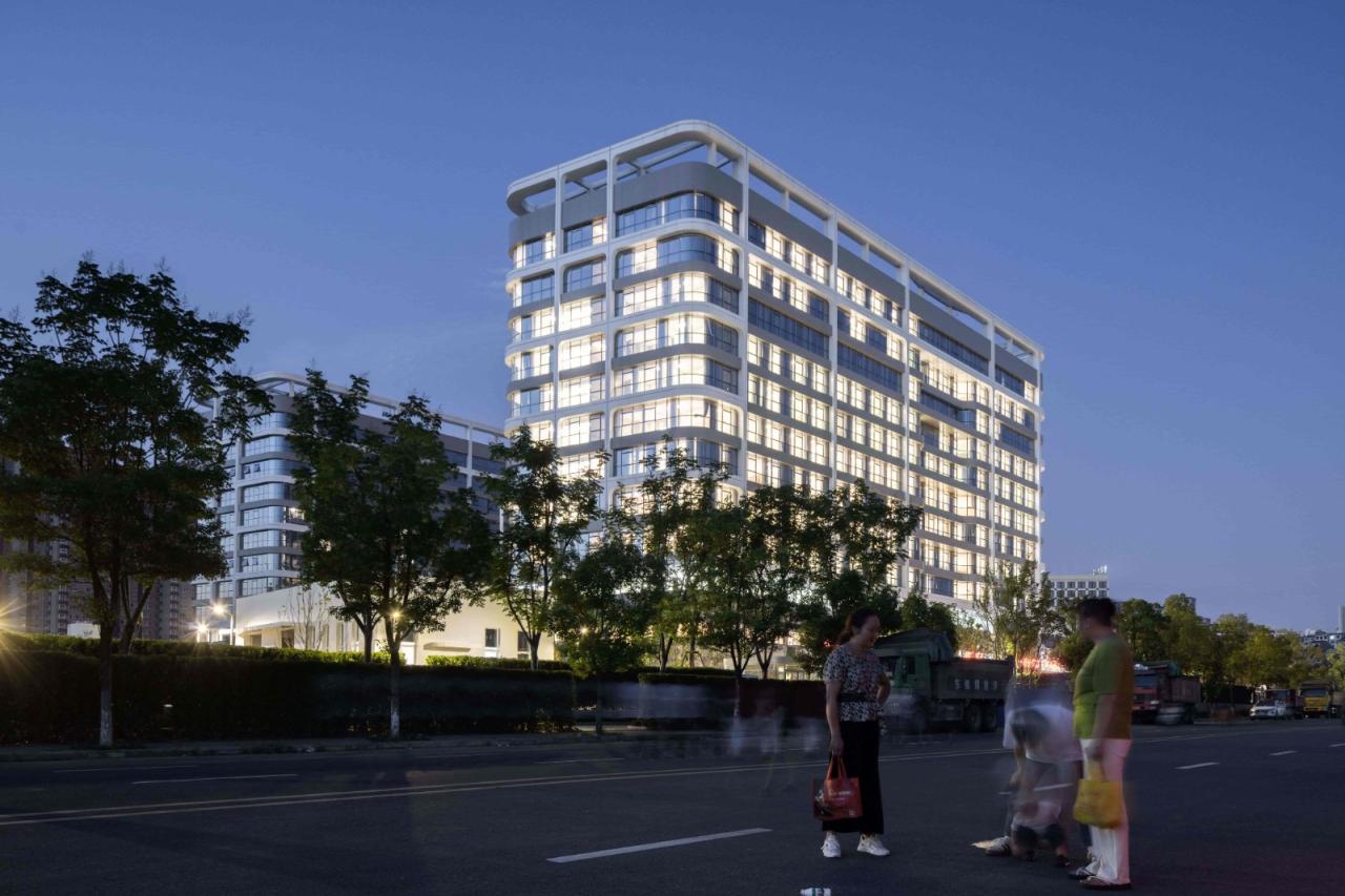 BIM建筑|去医院化:一座温暖的白色城堡-安康市高新医院 / UUA建筑师事务所 BIM建筑|去医院化:一座温暖的白色城堡-安康市高新医院 / UUA建筑师事务所