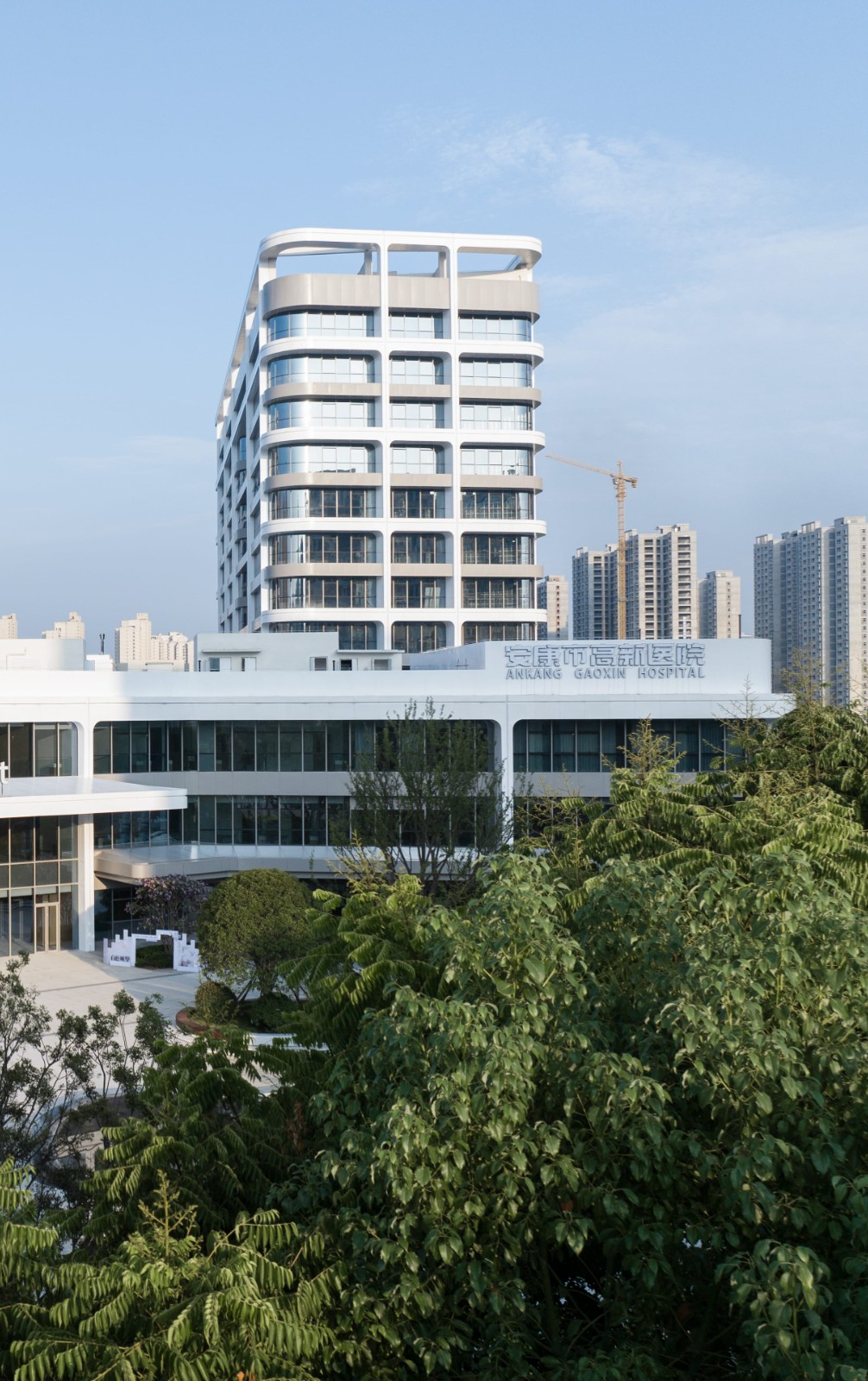 BIM建筑|去医院化:一座温暖的白色城堡-安康市高新医院 / UUA建筑师事务所 BIM建筑|去医院化:一座温暖的白色城堡-安康市高新医院 / UUA建筑师事务所