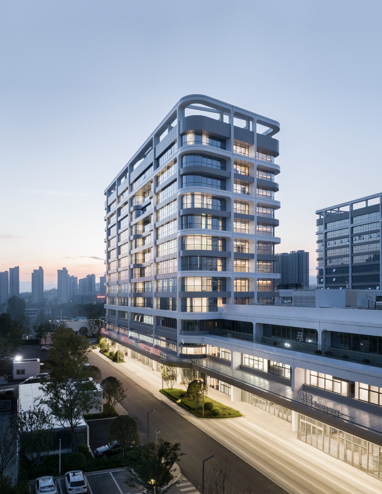 BIM建筑|去医院化:一座温暖的白色城堡-安康市高新医院 / UUA建筑师事务所 BIM建筑|去医院化:一座温暖的白色城堡-安康市高新医院 / UUA建筑师事务所