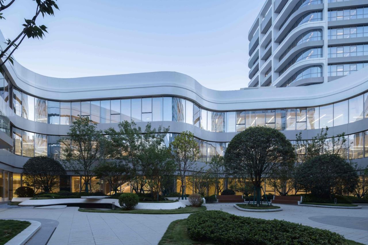 BIM建筑|去医院化:一座温暖的白色城堡-安康市高新医院 / UUA建筑师事务所 BIM建筑|去医院化:一座温暖的白色城堡-安康市高新医院 / UUA建筑师事务所