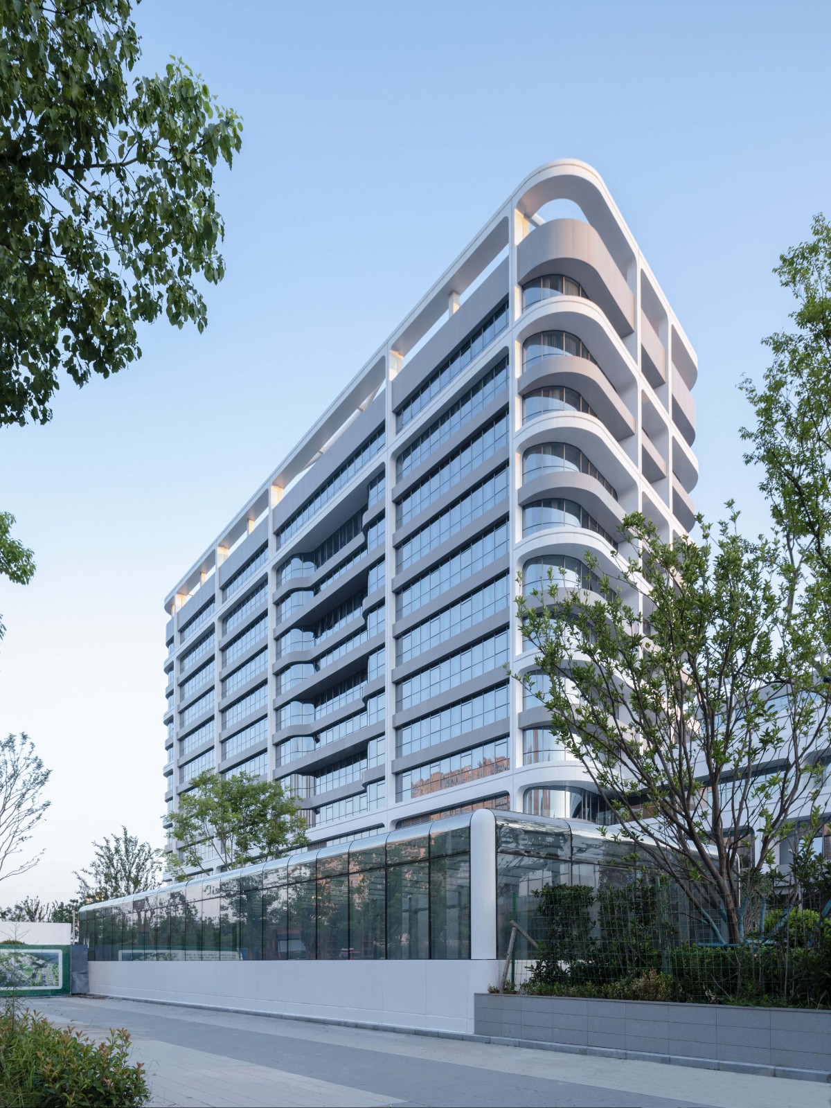 BIM建筑|去医院化:一座温暖的白色城堡-安康市高新医院 / UUA建筑师事务所 BIM建筑|去医院化:一座温暖的白色城堡-安康市高新医院 / UUA建筑师事务所