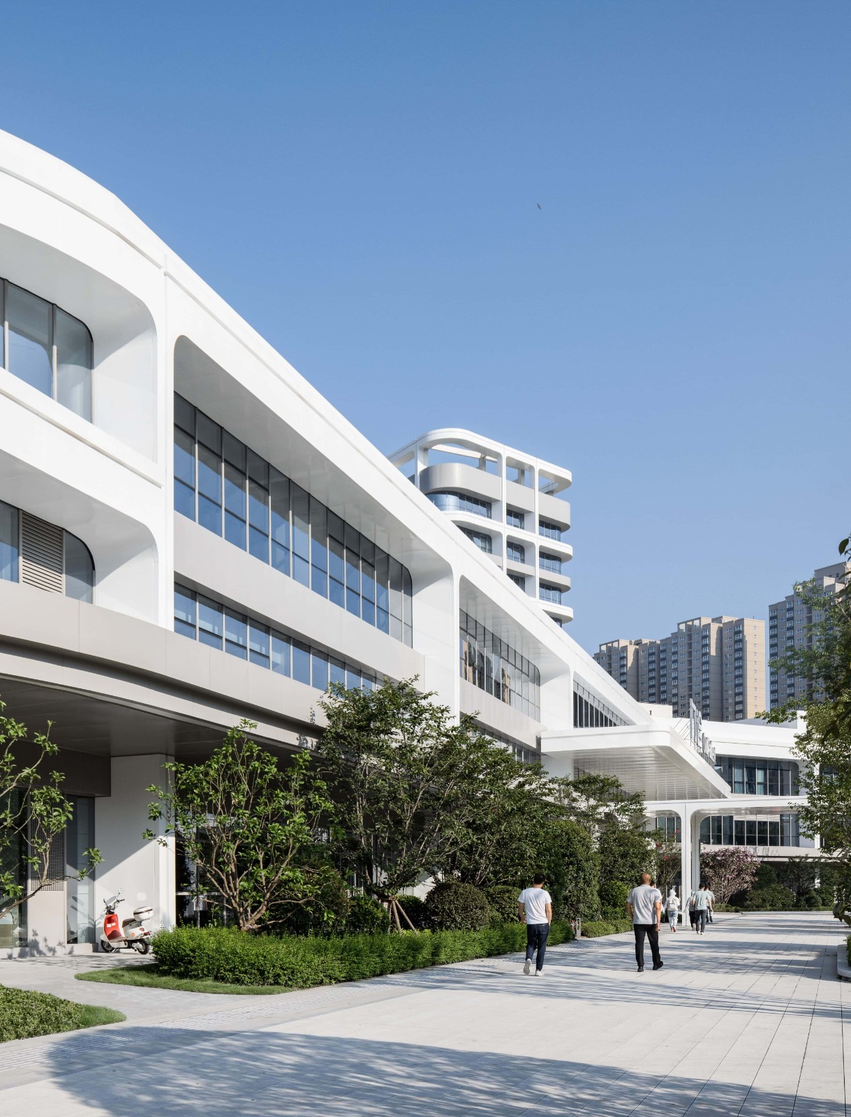 BIM建筑|去医院化:一座温暖的白色城堡-安康市高新医院 / UUA建筑师事务所 BIM建筑|去医院化:一座温暖的白色城堡-安康市高新医院 / UUA建筑师事务所