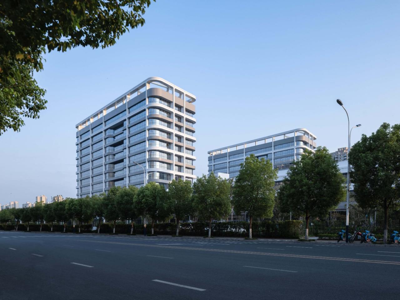 BIM建筑|去医院化:一座温暖的白色城堡-安康市高新医院 / UUA建筑师事务所 BIM建筑|去医院化:一座温暖的白色城堡-安康市高新医院 / UUA建筑师事务所