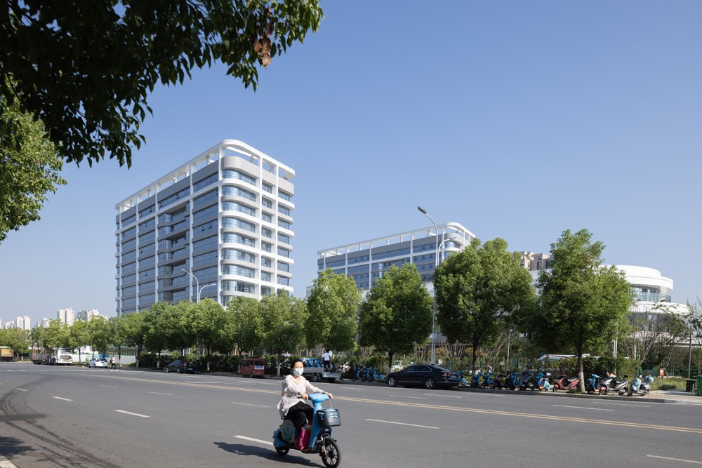 BIM建筑|去医院化:一座温暖的白色城堡-安康市高新医院 / UUA建筑师事务所 BIM建筑|去医院化:一座温暖的白色城堡-安康市高新医院 / UUA建筑师事务所