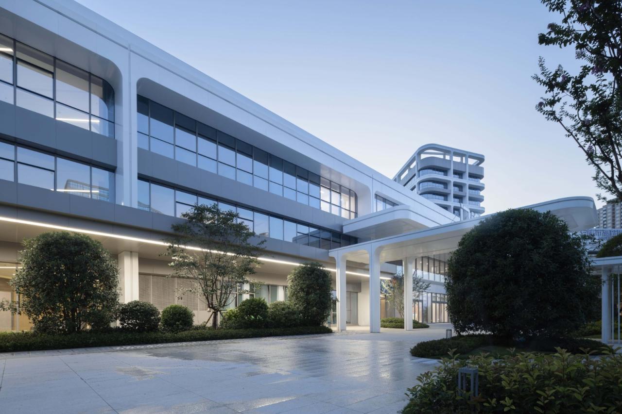 BIM建筑|去医院化:一座温暖的白色城堡-安康市高新医院 / UUA建筑师事务所 BIM建筑|去医院化:一座温暖的白色城堡-安康市高新医院 / UUA建筑师事务所