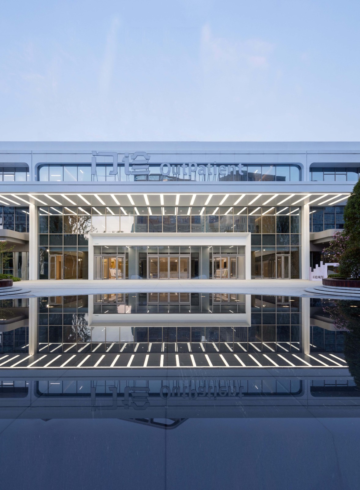 BIM建筑|去医院化:一座温暖的白色城堡-安康市高新医院 / UUA建筑师事务所 BIM建筑|去医院化:一座温暖的白色城堡-安康市高新医院 / UUA建筑师事务所