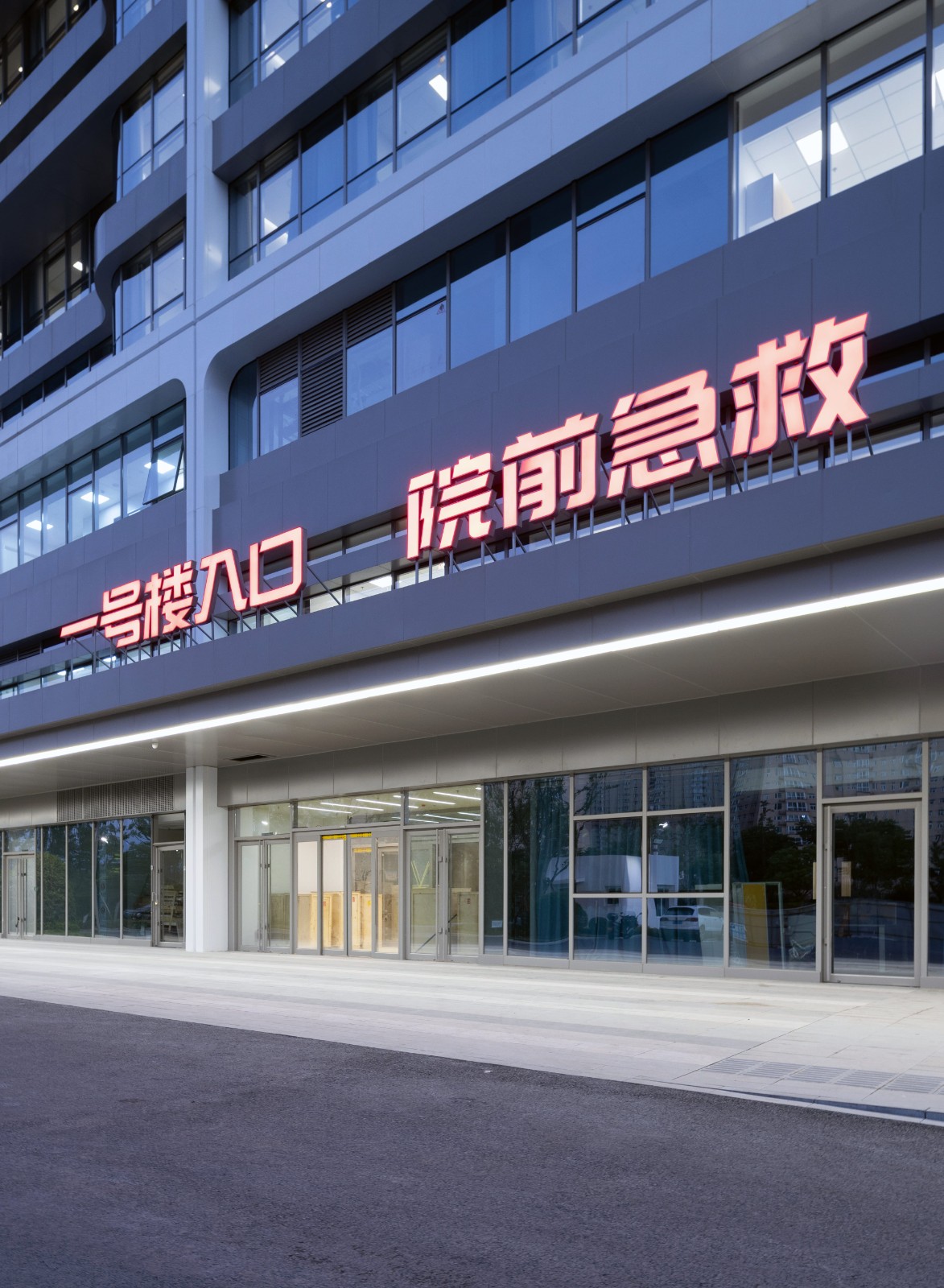 BIM建筑|去医院化:一座温暖的白色城堡-安康市高新医院 / UUA建筑师事务所 BIM建筑|去医院化:一座温暖的白色城堡-安康市高新医院 / UUA建筑师事务所