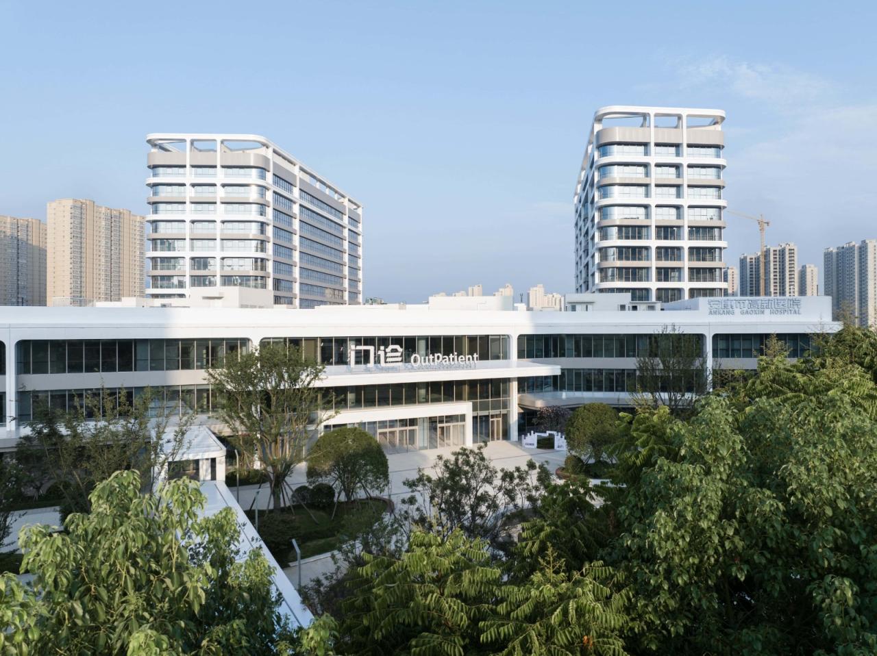 BIM建筑|去医院化:一座温暖的白色城堡-安康市高新医院 / UUA建筑师事务所 BIM建筑|去医院化:一座温暖的白色城堡-安康市高新医院 / UUA建筑师事务所