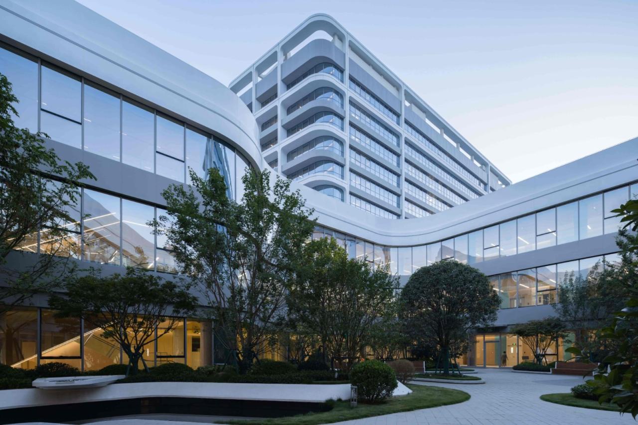 BIM建筑|去医院化:一座温暖的白色城堡-安康市高新医院 / UUA建筑师事务所 BIM建筑|去医院化:一座温暖的白色城堡-安康市高新医院 / UUA建筑师事务所