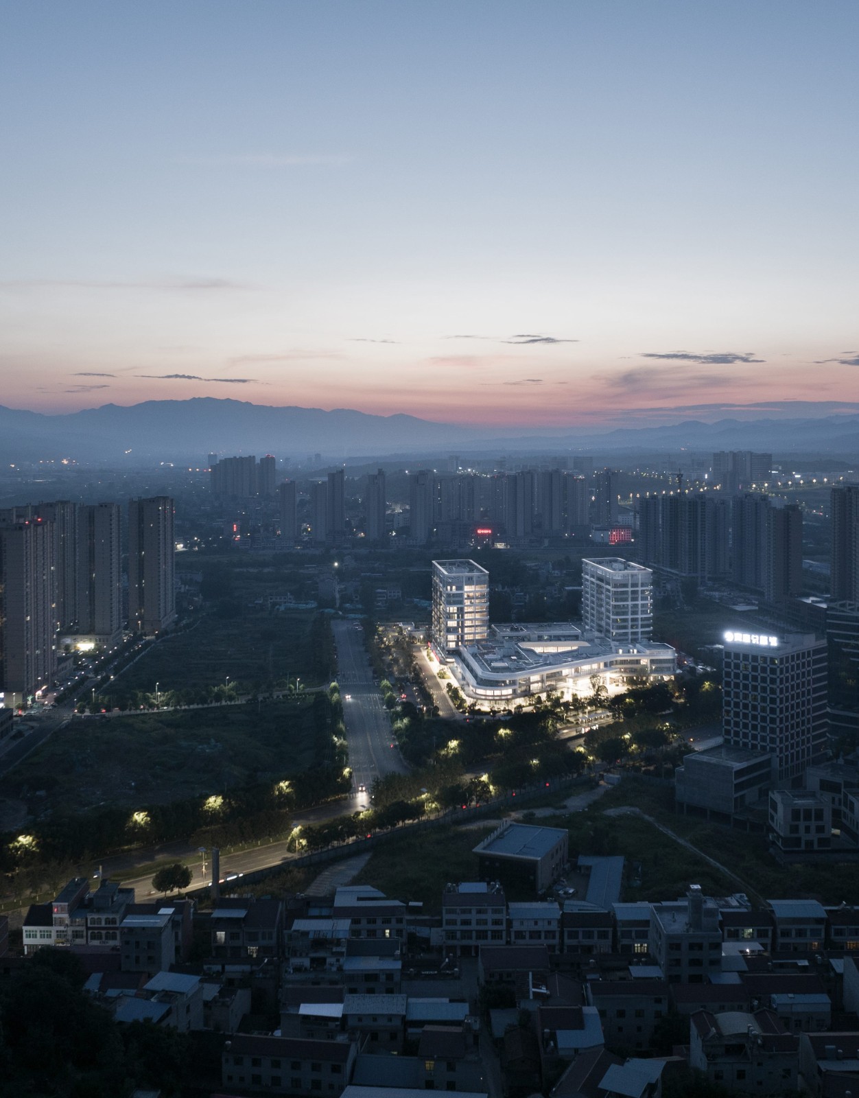 BIM建筑|去医院化:一座温暖的白色城堡-安康市高新医院 / UUA建筑师事务所 BIM建筑|去医院化:一座温暖的白色城堡-安康市高新医院 / UUA建筑师事务所