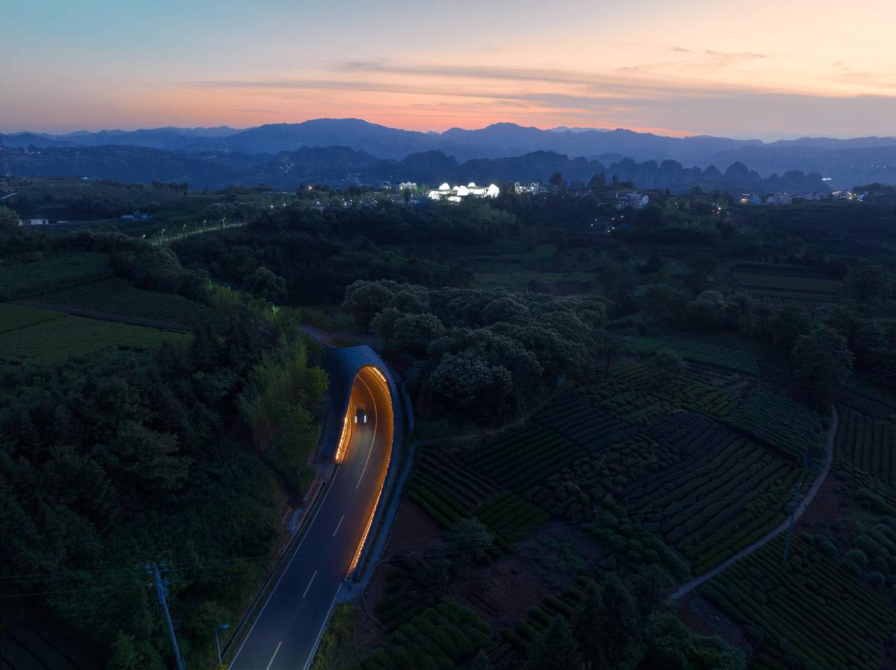 BIM建筑|上天入地:下岩贝穿云编木隧&腾云气象环 / 朱培栋-line+建筑事务所 BIM建筑|上天入地:下岩贝穿云编木隧&腾云气象环 / 朱培栋-line+建筑事务所