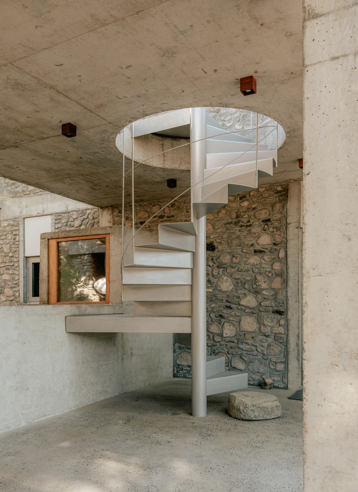 BIM建筑|废土乐园、虚张声势与巨大火锅 / 察社办公室 BIM建筑|废土乐园、虚张声势与巨大火锅 / 察社办公室