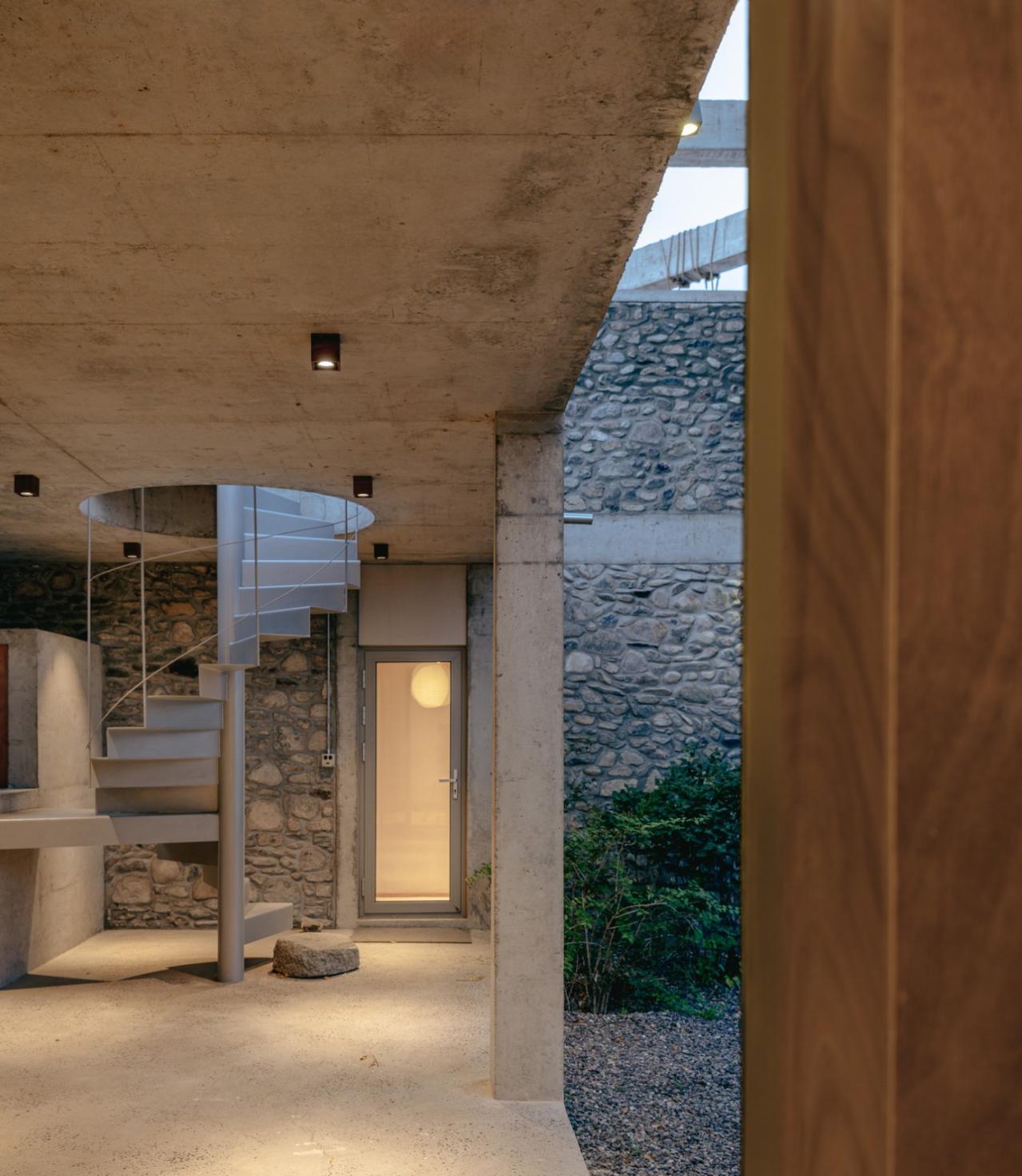 BIM建筑|废土乐园、虚张声势与巨大火锅 / 察社办公室 BIM建筑|废土乐园、虚张声势与巨大火锅 / 察社办公室