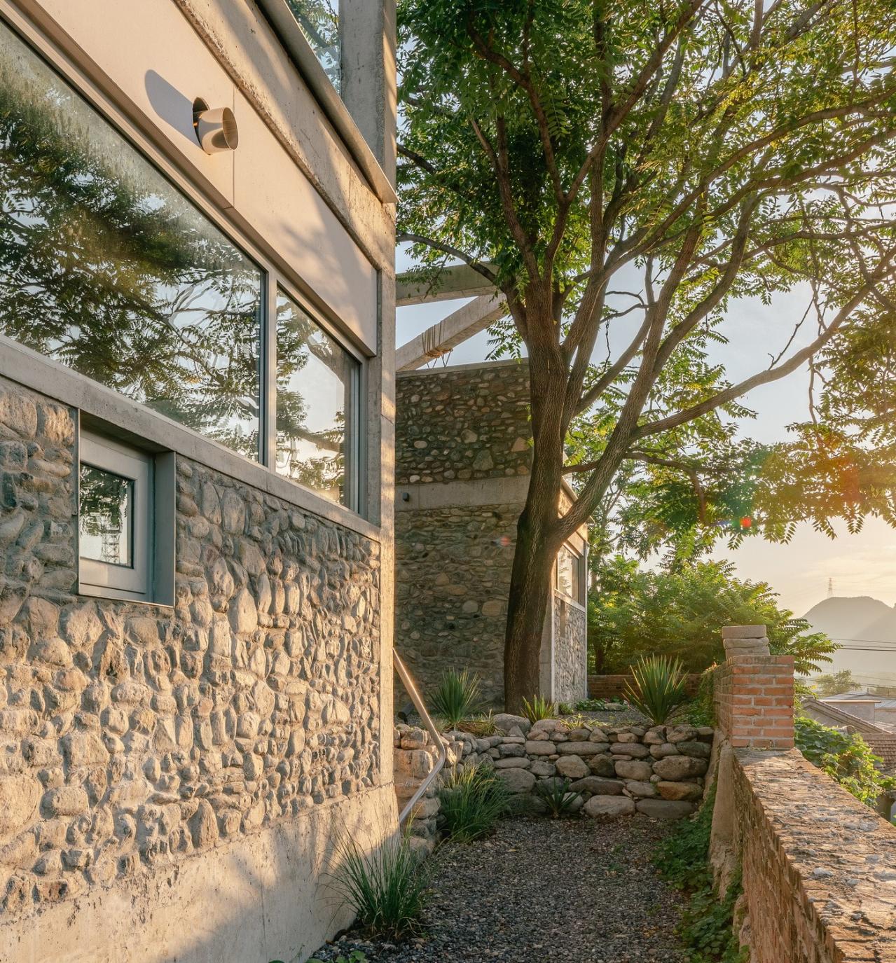 BIM建筑|废土乐园、虚张声势与巨大火锅 / 察社办公室 BIM建筑|废土乐园、虚张声势与巨大火锅 / 察社办公室