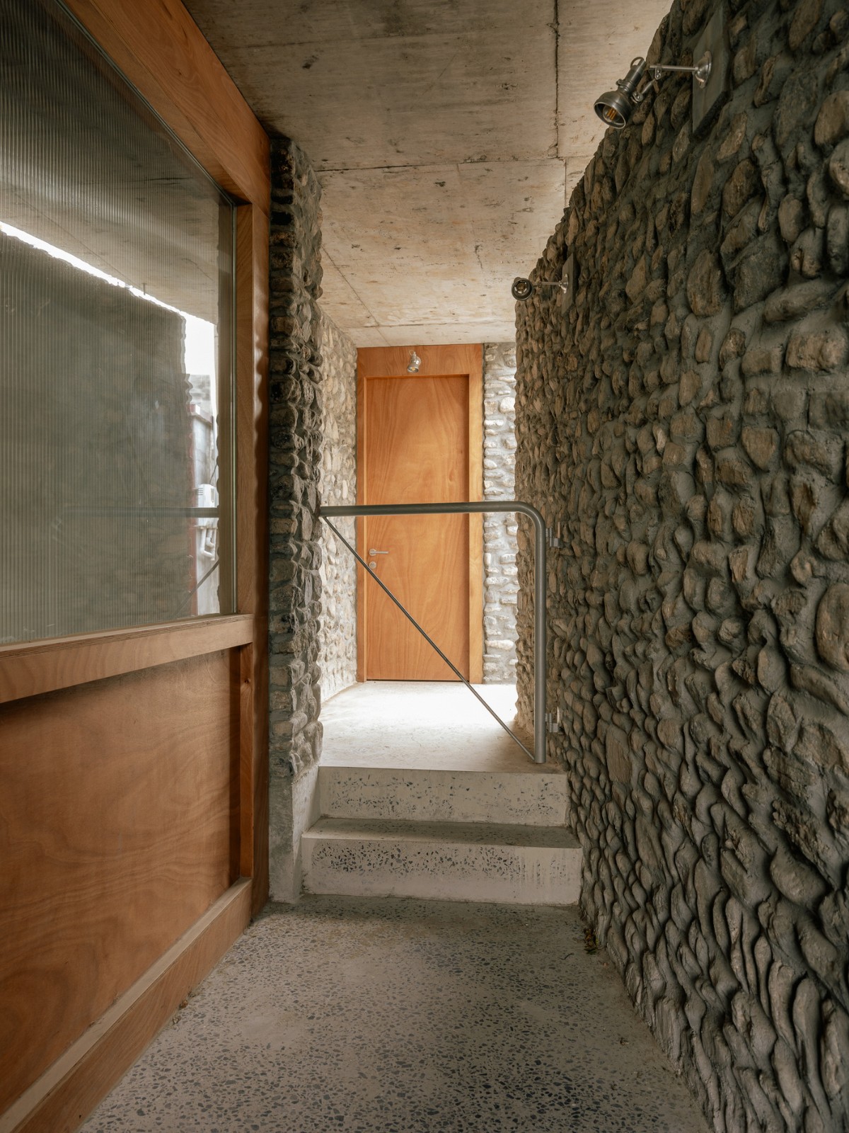 BIM建筑|废土乐园、虚张声势与巨大火锅 / 察社办公室 BIM建筑|废土乐园、虚张声势与巨大火锅 / 察社办公室