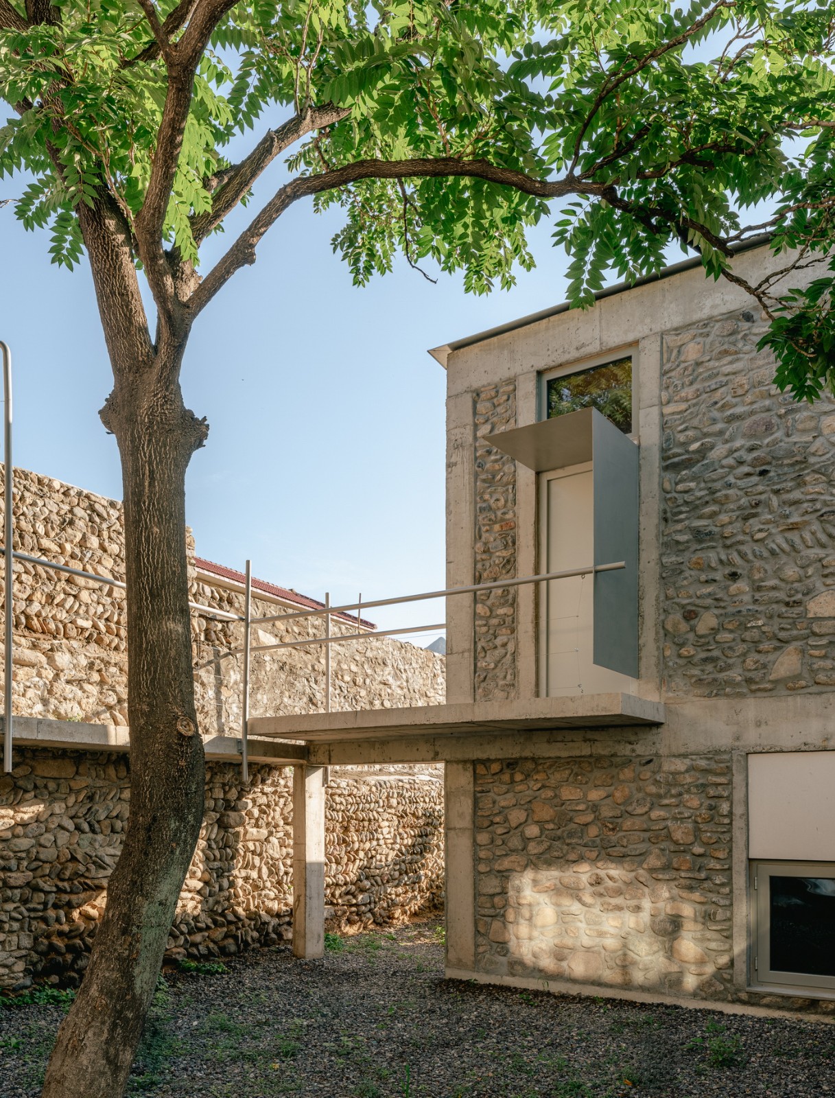 BIM建筑|废土乐园、虚张声势与巨大火锅 / 察社办公室 BIM建筑|废土乐园、虚张声势与巨大火锅 / 察社办公室