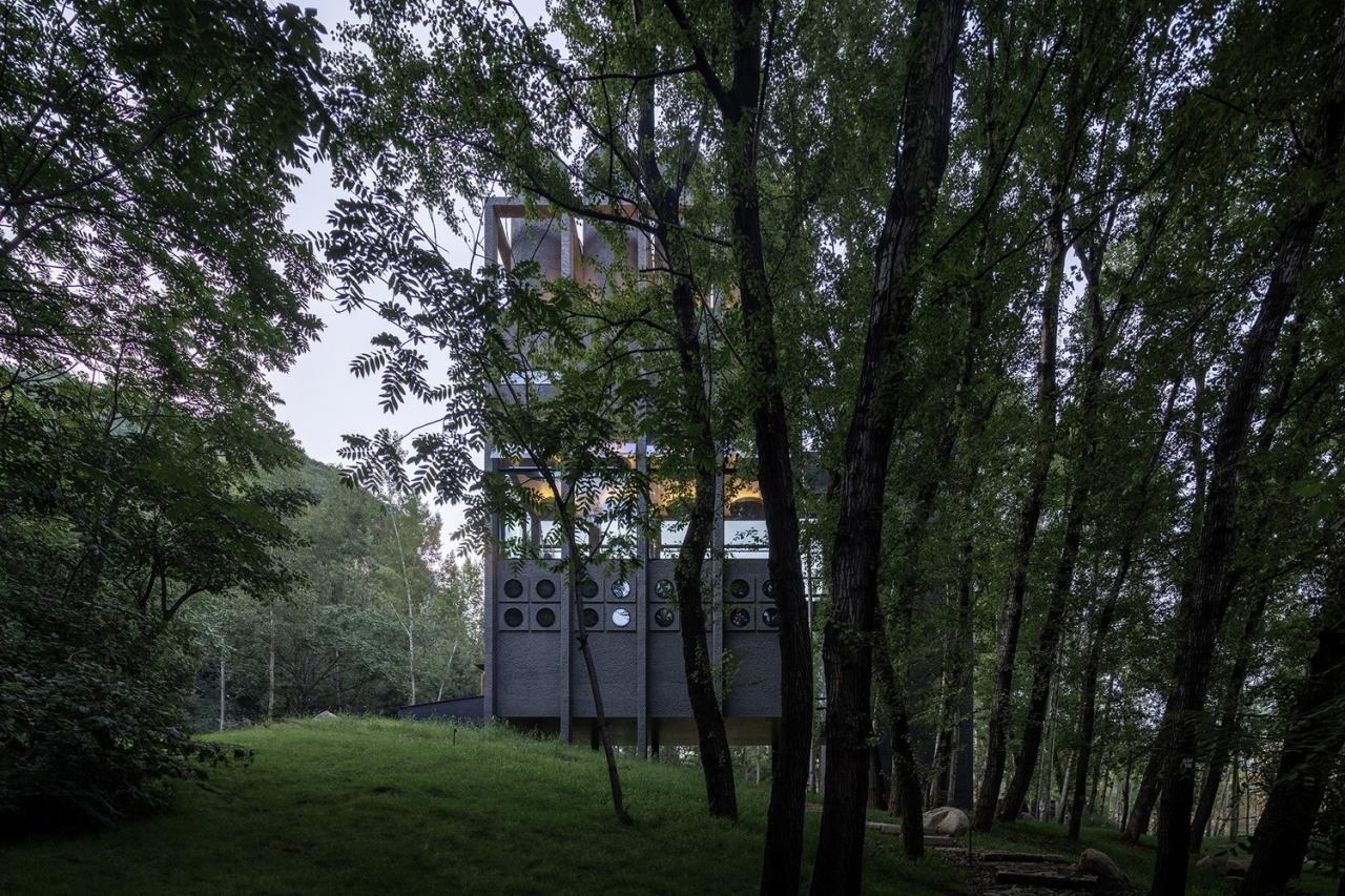 BIM建筑|雾灵山眼石汤泉,林中仪器 / 直向建筑 BIM建筑|雾灵山眼石汤泉,林中仪器 / 直向建筑